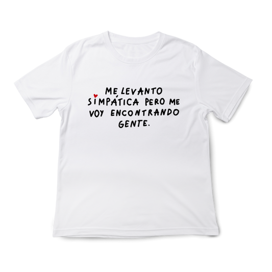 Remera Me levanto Simpatica